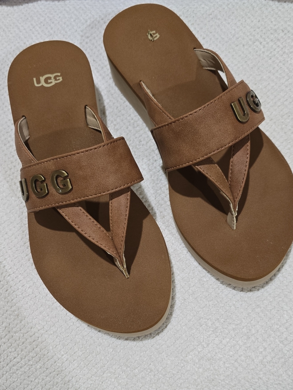 EUC--UGG BROWN Branded Thong Sandals with Metal Logo